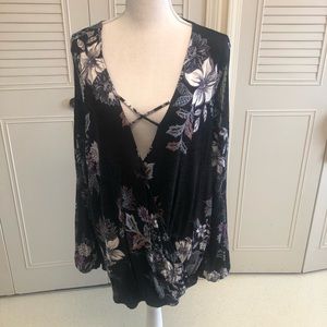 Ladies 2X black floral design top